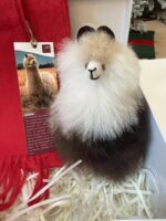 Coffret Cadeau Femme – Écharpe Rouge & Peluche d’Alpaga (20 cm) – Image 2