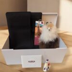 Coffret Cadeau Homme – Écharpe Noire & Peluche d’Alpaga (20 cm)